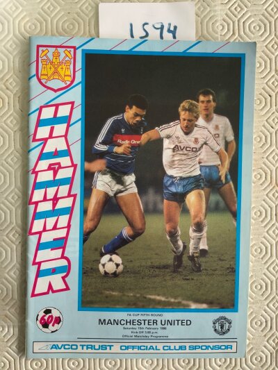 1985 - 1986 West Ham v Manchester United Postponed Football Programme: Mint condition FA Cup match dated 15 2 1986 with no writing. Very rare programme which has page 23 replaced and updated by printers Helliar.