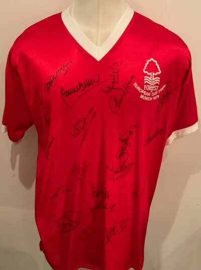 Nottingham Forest Signed 1979 European Final Football Shirt: Red short sleeve shirt. Multi Signed to front by the team. 19 Autographs which include Shilton Burns ONeill Anderson Gunn Francis and Robertson