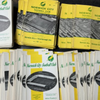 1960s Norwich City Home Football Programmes: 59/60 x 15 including Fulham friendly, 61/62 Middlesbrough LC sof, Peterborough friendly, 64/65 Chester LC x 4 and a further 250+ spanning the 60s. Additionally there are some early 70s. Mainly good condition with duplication. (est 300+)