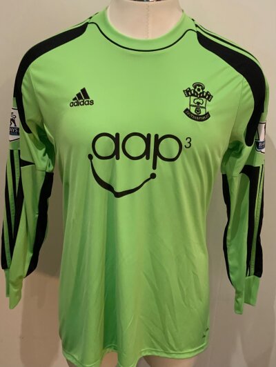 Southampton 2013 - 2014 Match Issued Football Shirt: Green long sleeve Goalkeeper shirt. Number 41 Cropper to rear. Bench Worn v Tottenham.