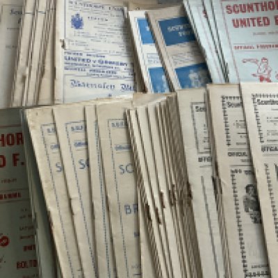 Scunthorpe United Home Football Programmes: 54/55 + 55/56 x 3, 56/57 x 2, 57/58 x 16, 58/59 x 24, 59/60 x 6. Over 60 from the 60s in very good with duplication. (est 110)