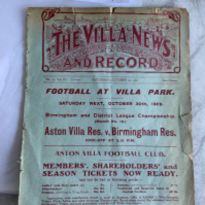 1909 - 1910 Aston Villa v Bradford City Football Programme: Fair condition ex bound division 1 programme with no team changes. Covers intact bur some tears to edges.