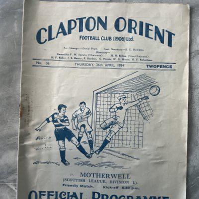 1933 - 1934 Clapton Orient v Motherwell Football Programme: Fair/good condition friendly programme with score and scorers noted inside. Rusty staple holding firm.