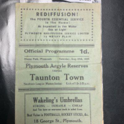 34/35 Plymouth Reserves v Taunton Town Football Programme: Southern League dated 25 8 1934 in fair condition with no team changes. Wear to folding on back page.