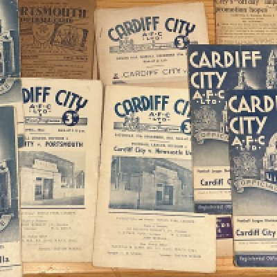 Cardiff City 1940s and early 1950s football programmes: Collection of 27 programmes in generally poor condition but do include comprehensive newspaper match reports. Instructions to sell. 