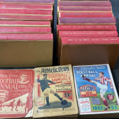 Pocket Football Annual Collection: Athletic News 1927-28, 1932-33, Daily News 1926-27 plus 15 harder to obtain hardback Sunday Chronicle/News of the World from 50s and 60s. Instructions to sell. (18)