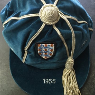 Frank Blunstone Chelsea Footballer 54/55 England International Cap: Full blue International cap with 3 Lions to front and tassel. Peak reads 1955 with the words Wales and Scotland sewn into cap. This was awarded for the two home nations matches played in his 1st division winning season versus mentioned opponents with Wales being his debut. Please note this cap was re issued by the FA later as a replacement as differs to the original 1950s caps. Very good. Made by Toye Kenning and Spencer Ltd. Instructions to sell. 