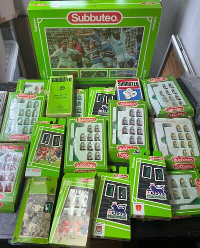 Subbuteo Football Teams: 17 x mainly 90s teams although some earlier and mostly complete in fair condition boxes. C/W a 90s boxed game which looks complete and a Subbuteo Astro Pitch.