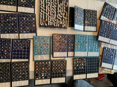 Massive Football Badge Collection: Beautifully displayed in folders with most badges identified with an index . Majority 70s with some earlier but hard to be exact with many smaller foreign clubs. Additionally there is a full set of World Cup 2014 teams and some English teams. Never seen such a lovely organised collection with a folder for most European countries plus some African, South American etc. Must view. (est 1600)