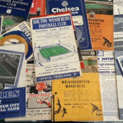 Manchester United Away Football Programmes: From the 50s up to 61/62 in mainly fair/good condition but a few have score to cover. Includes 49/50 Chelsea, 58/59 Bolton, 60/61 Tottenham. (22)