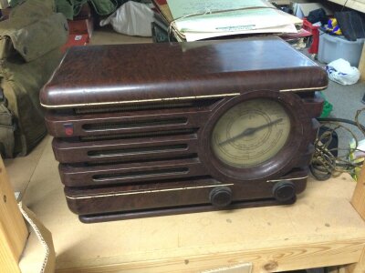 A vintage Bakelite radio NO RESERVE