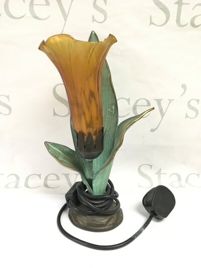 A vintage Tiffany style one tulip small table lamp, 31cm tall