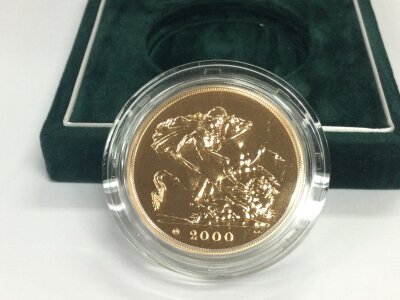 A 2000 uncirculated £5 gold sovereign with box and COA