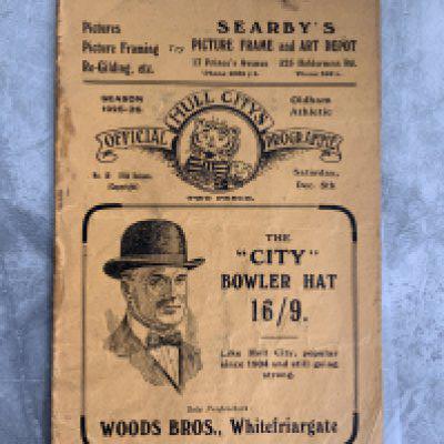 1925 - 1926 Hull City v Oldham Athletic Football Programme: Good condition first team programme with no team changes. Marks along fold to rear.
