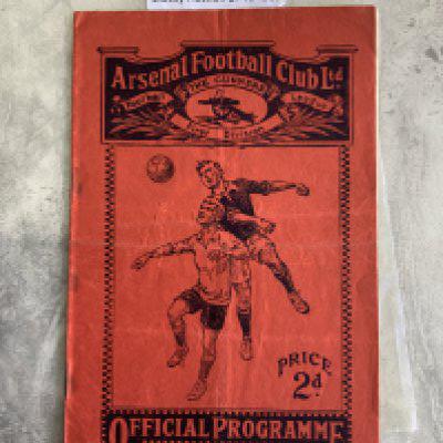 32/33 Arsenal v Liverpool Football Programme: 1st Division match in good condition with no team changes. Wear to centre page. We are informed this is the first match that Arsenal wore white sleeves in.