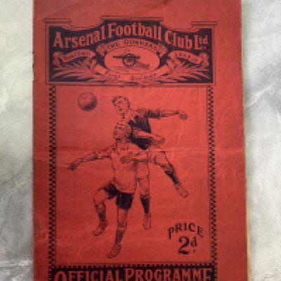 1925 - 1926 Arsenal v Leicester City Football Programme: Good condition league match dated 31 8 1925. One rusty staple remaining but not rotted paper. No team changes.