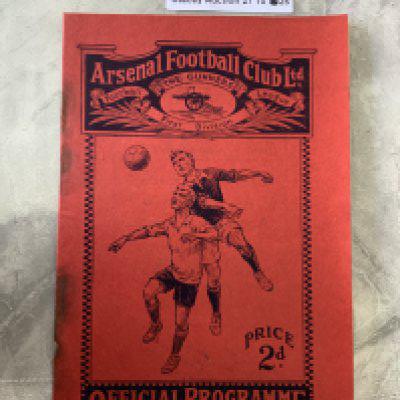 1925 - 1926 Arsenal v West Ham Football Programme: Fair condition league match dated 21 9 1925. Staples have rusted away leaving holes. No team changes but score to team page.
