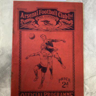 1925 - 1926 Arsenal v Reading Reserves Football Programme: Good condition London Combination match dated 3 10 1925. Rusty staples now removed but has not left large holes. No team changes.