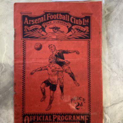 1925 - 1926 Arsenal v Liverpool Football Programme: Poor/fair condition league match dated 10 10 1925. Rusty staples and staining throughout white inside pages. Writing to team page.