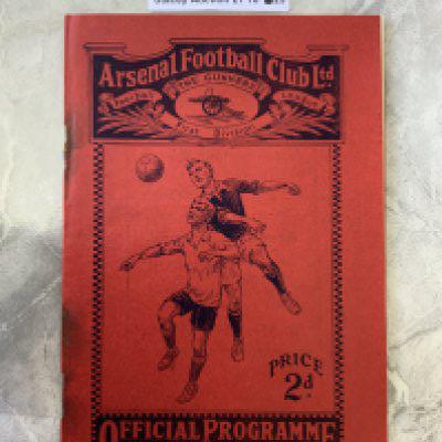 1925 - 1926 Arsenal v Sunderland Football Programme: Fair condition league match dated 28 11 1925. Rusty staples rotted away leaving holes. No team changes but score and scorers noted.