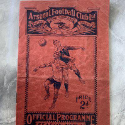 1925 - 1926 Arsenal v Manchester United Football Programme: Good condition league match dated 16 1 1926. Rusty staples holding firm. No team changes. Slight creasing.