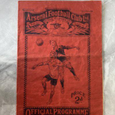 1925 - 1926 Arsenal v Manchester City Football Programme: Good condition league match dated 20 3 1926. Staples removed not rotted away. No team changes. Creasing.