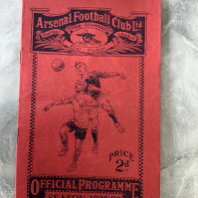 1929 - 1930 Arsenal v QPR Reserves Football Programme: Good condition London Combination match dated 21 9 1929. No team changes but score and scorers noted. Slight mark to back page.