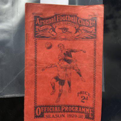 1929 - 1930 Arsenal v Newcastle United Football Programme: Good condition league match dated 30 11 1929. Writing to team page.
