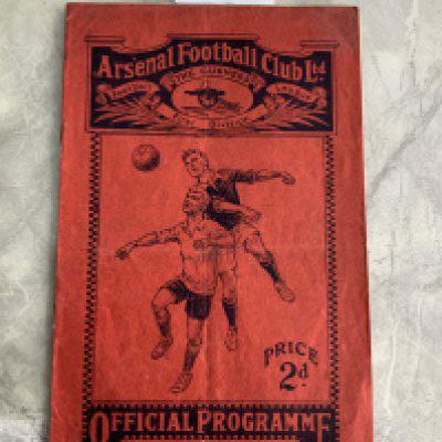 1929 - 1930 Arsenal v Chelsea Football Programme: Excellent condition FA Cup match dated 11 1 1930. No team changes. Fold. Arsenal won the FA Cup this season.
