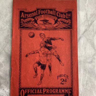 1929 - 1930 Arsenal v Blackburn Rovers Football Programme: Excellent condition league match dated 29 3 1930. Pencilled team changes. Rusty staples holding firm.