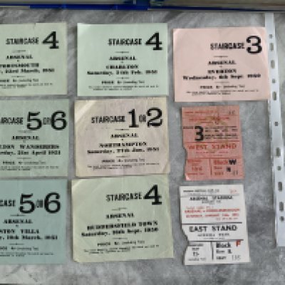 50/51 Arsenal Home Football Tickets: 20 different good condition tickets which are league and FA Cup matches. Excellent condition with both the smaller seat tickets and the larger standing tickets. Very rare chance. No duplication. (18)