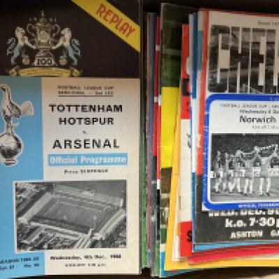 FA Cup + League Cup Finals + Semis Football Programmes: Good condition from the 60s onwards. (110)