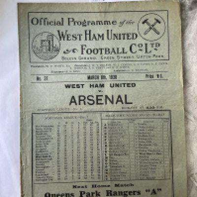 1929 - 1930 West Ham v Arsenal Football Programme: Good condition 1st Division programme with no team changes. Folding.