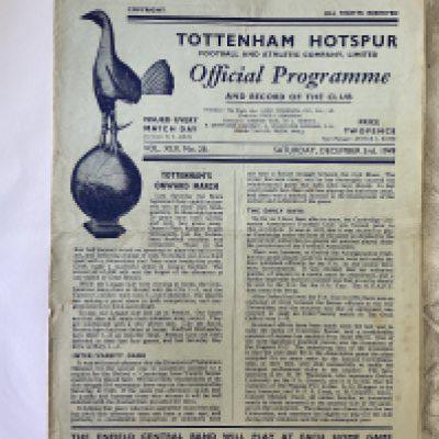 49/50 Oxford v Cambridge At Tottenham Football Programme: Good condition university match programme with no team changes. Tiny tear to border and pencilled half times filled in.