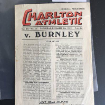 52/53 Charlton v Burnley Postponed Football Programme: Dated 6 12 1952 in good condition with no team changes. Light fold.