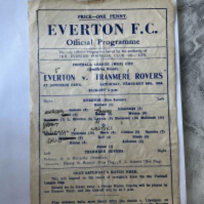 43/44 Everton v Tranmere Rovers Football Programme: Fair/good condition single sheet for War Cup match dated 26 2 1944. Pencilled team changes and folding.