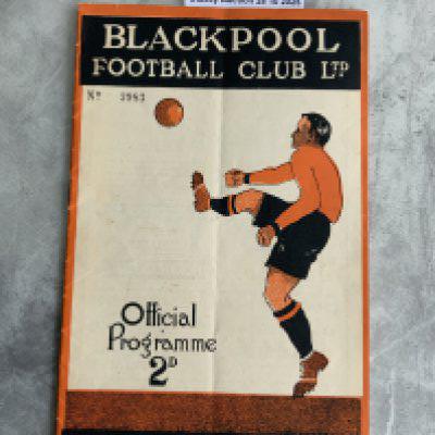 32/33 Blackpool v West Brom Football Programme: 1st Division match in excellent condition with no team changes. Attractive programme.