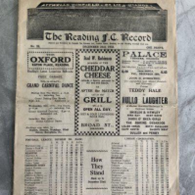 33/34 Reading v Gateshead Football Programme: 3rd Division South match in very good condition with no team changes. Gatefold programme.