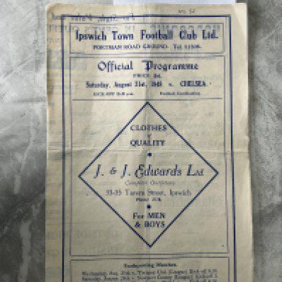 48/49 Ipswich Town Reserve v Chelsea Football Programme: Football Combination dated 21 8 1948. 4 pager is good with no team changes but has number written to cover. Fold.