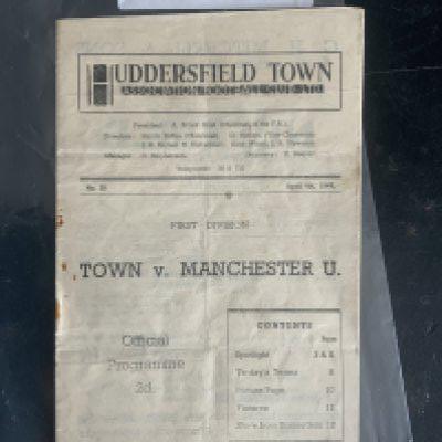 48/49 Huddersfield Town v Manchester United Football Programme: Good condition 1st Division programme with light fold. No team changes. Rusty staple holding firm.