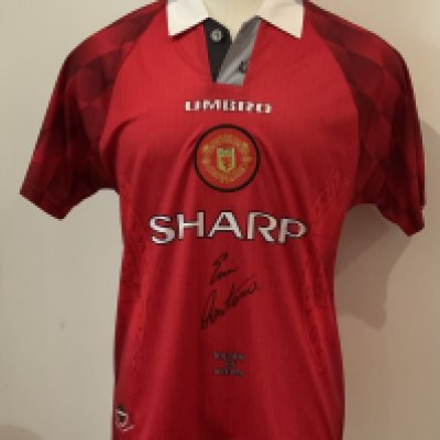 Manchester United Cantona Signed Replica Football Shirt: Short sleeve Umbro shirt signed to front by Cantona. XL shirt in good condition.