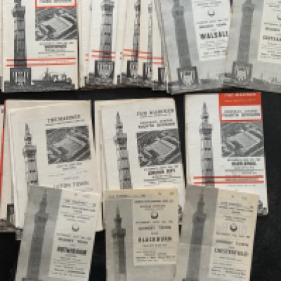 Everton Gillingham + Grimsby Football Programmes: Everton has 14 x 1950s to include 56/57 West Ham FAC, 47 x 1960s including matches v Manchester Utd, Liverpool, Arsenal, Spurs, Leeds. Very good with no duplication. Gillingham and Grimsby Town has 7 x 1950s, 60 x 60s and includes 60/61 Gillingham v Accrington + Peterborough. Even split for both clubs. Good with no duplication. (144)