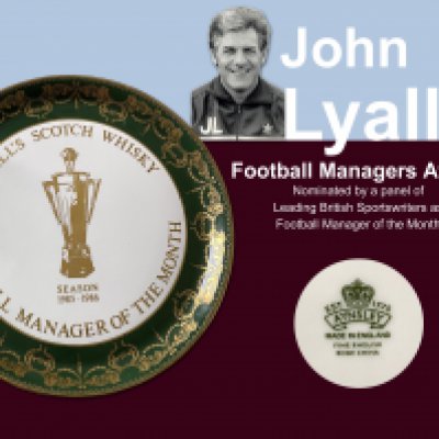 John Lyalls 85/86 West Ham Manager Of The Month Award: Large ceramic plate by Aynsley China from the famous 3rd placed 85/86 season when he was awarded this from Bells Scotch Whisky.