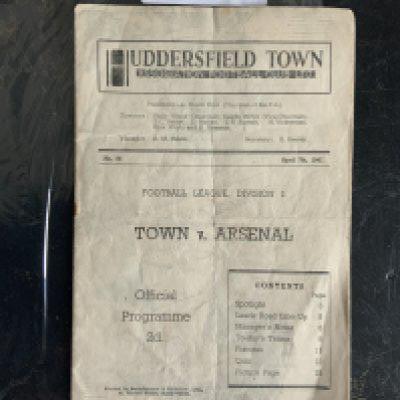 46/47 Huddersfield Town v Arsenal Football Programme: Good condition division one programme with no team changes. Score to team page. Fold.