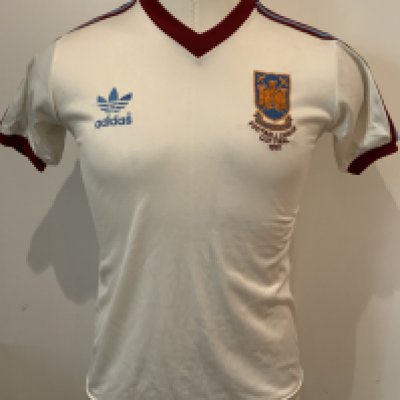 West Ham 1981 League Cup Final Football Shirt: Frank Lampards Adidas number 3 white shirt from the Final at Wembley which was given to Ron Boyce his friend and assistant manager. Ray Stewart scored a penalty to equalise with the last kick of the match after Clive Thomas had controversially allowed the Liverpool opener. In very good condition. No label to collar which we believe was standard for this competition.