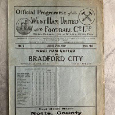 1932 - 1933 West Ham v Bradford City Football Programme: Fair/good condition division two programme with no team changes. Folding.
