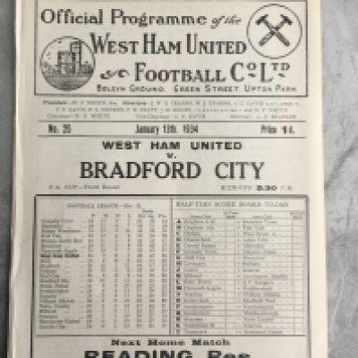 1933 - 1934 West Ham v Bradford City Football Programme: Excellent condition ex bound white FA Cup programme with no team changes.