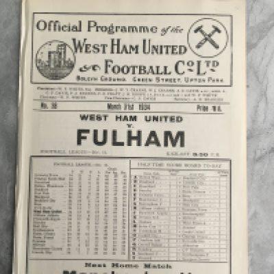 1933 - 1934 West Ham v Fulham Football Programme: Excellent condition ex bound white division two programme with no team changes.