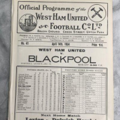 1933 - 1934 West Ham v Blackpool Football Programme: Excellent condition ex bound white division two programme with no team changes.