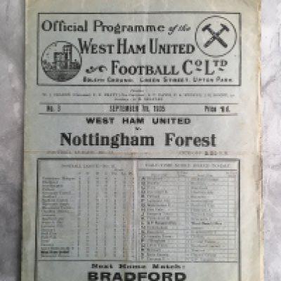 1935 - 1936 West Ham v Nottingham Forest Football Programme: Fair condition division two programme with no team changes. Tiny tear on folding.